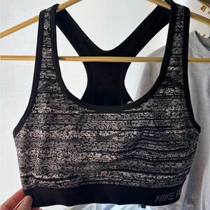 Nike Women's Patterned Black and White Sports Bra